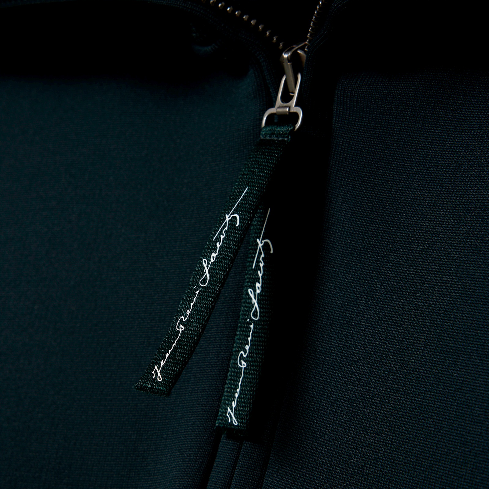 『FW25 Fashion Show』RENEワッペンハイネックハーフジップスウェット