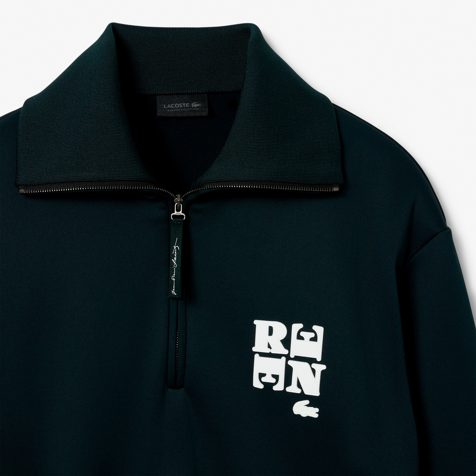 『FW25 Fashion Show』RENEワッペンハイネックハーフジップスウェット