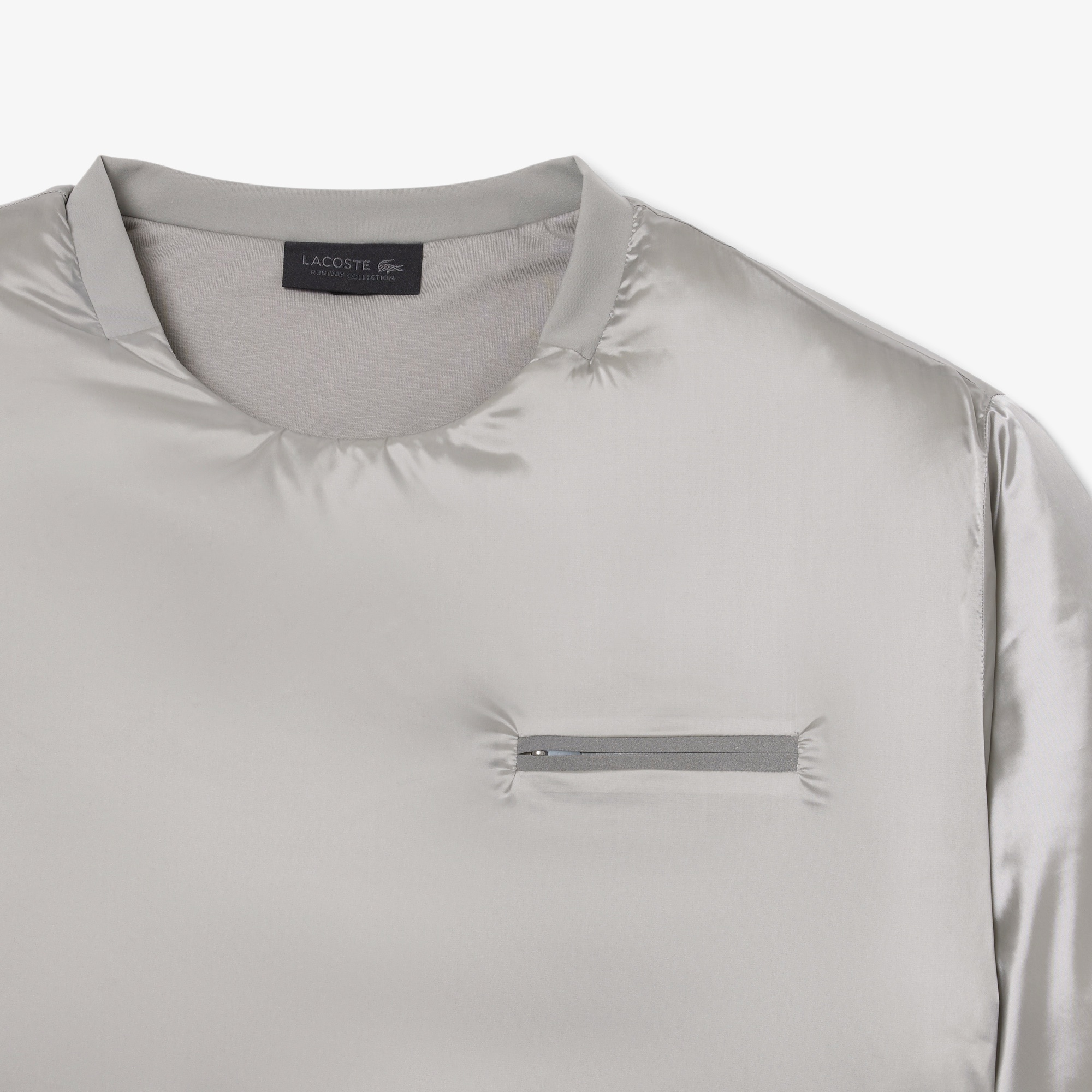 『FW25 Fashion Show』パデッドメタリックTシャツ