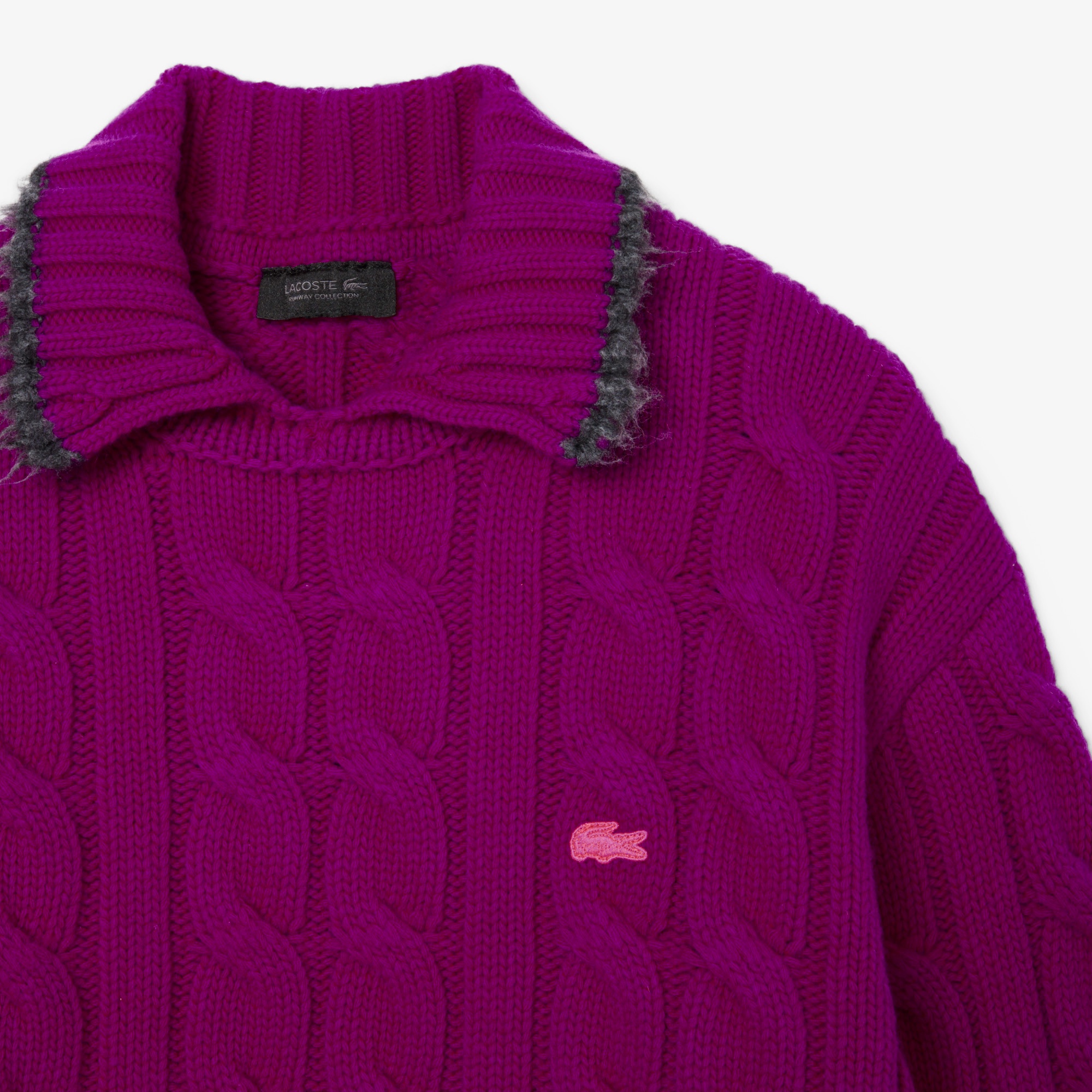 『FW25 Fashion Show』シャギーリブケーブルニットポロカラーセーター