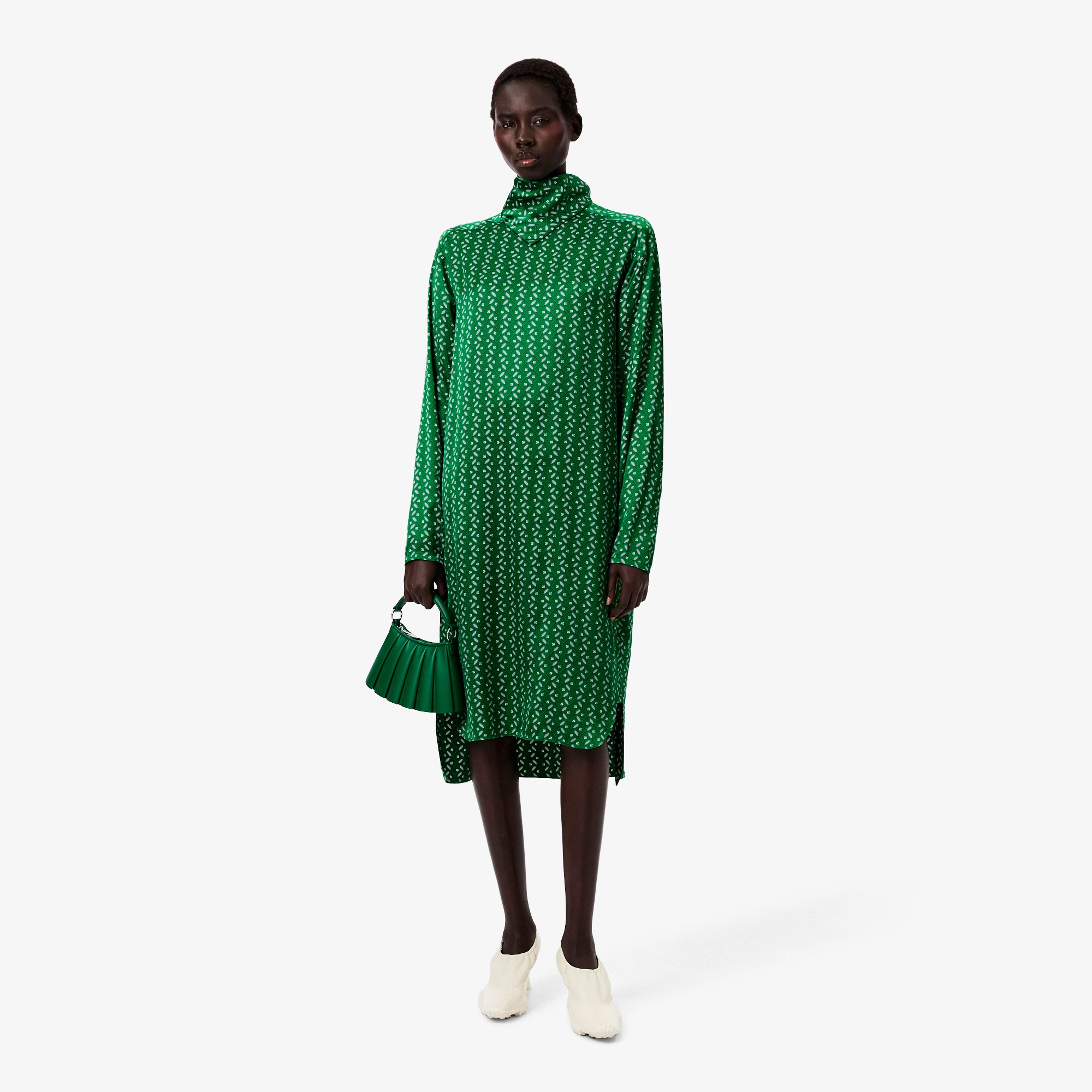 『FW25 Fashion Show』スカーフカラーサテンプリントドレス