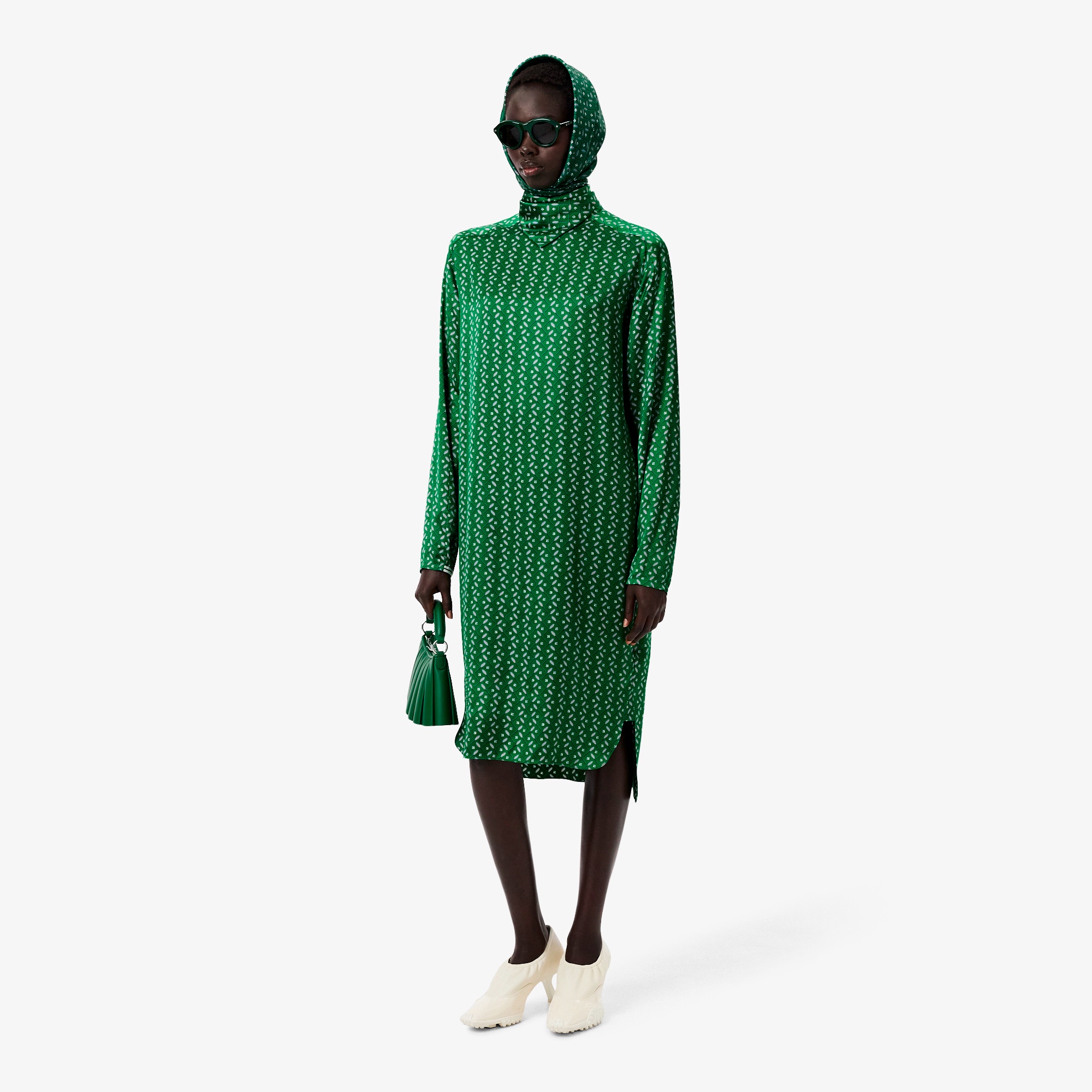『FW25 Fashion Show』スカーフカラーサテンプリントドレス