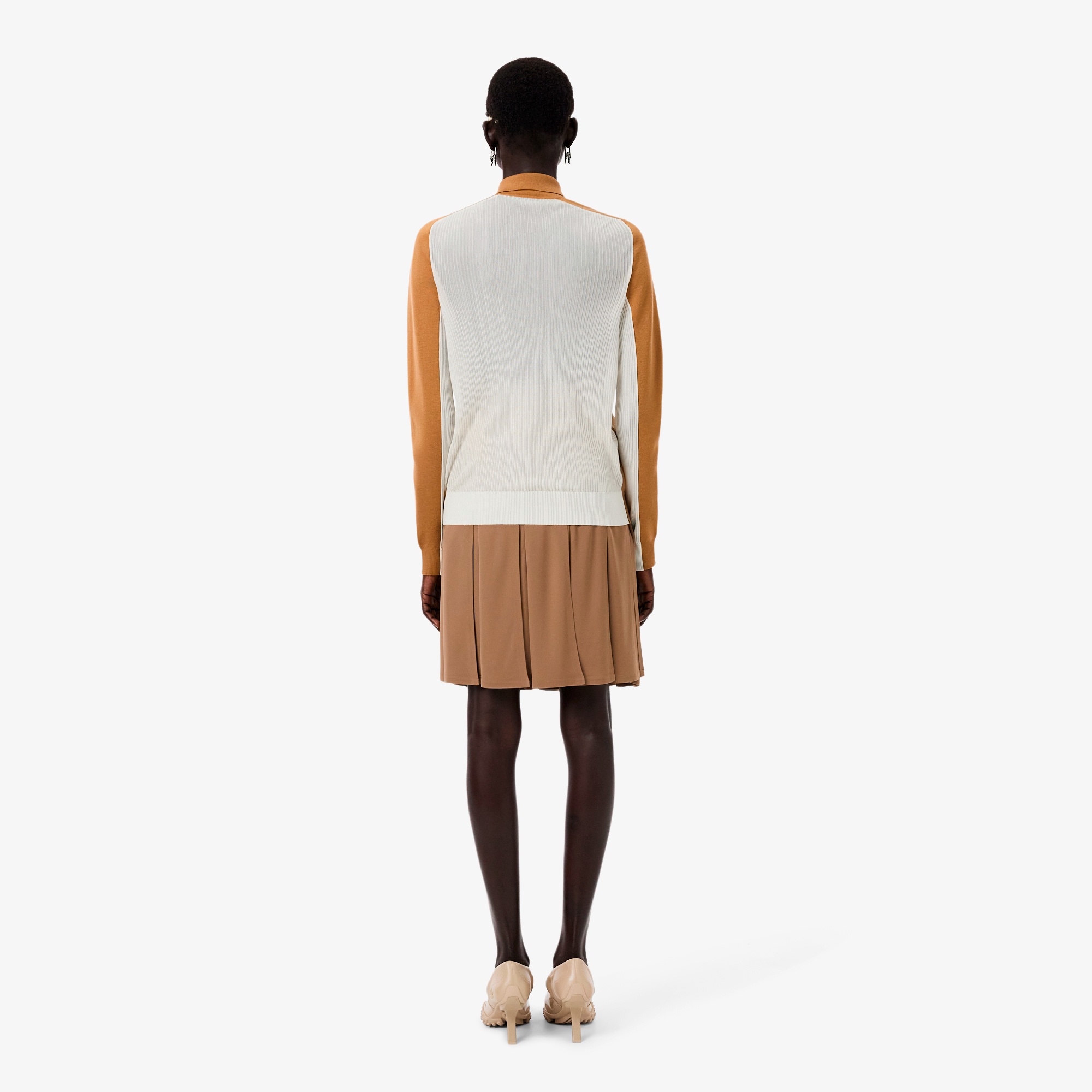 『FW25 Fashion Show』フルイドプリーツスカート