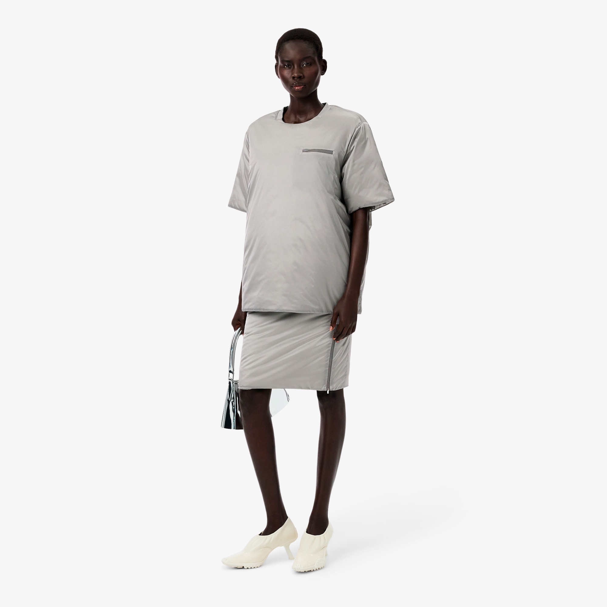 『FW25 Fashion Show』パデッドペンシルメタリックスカート