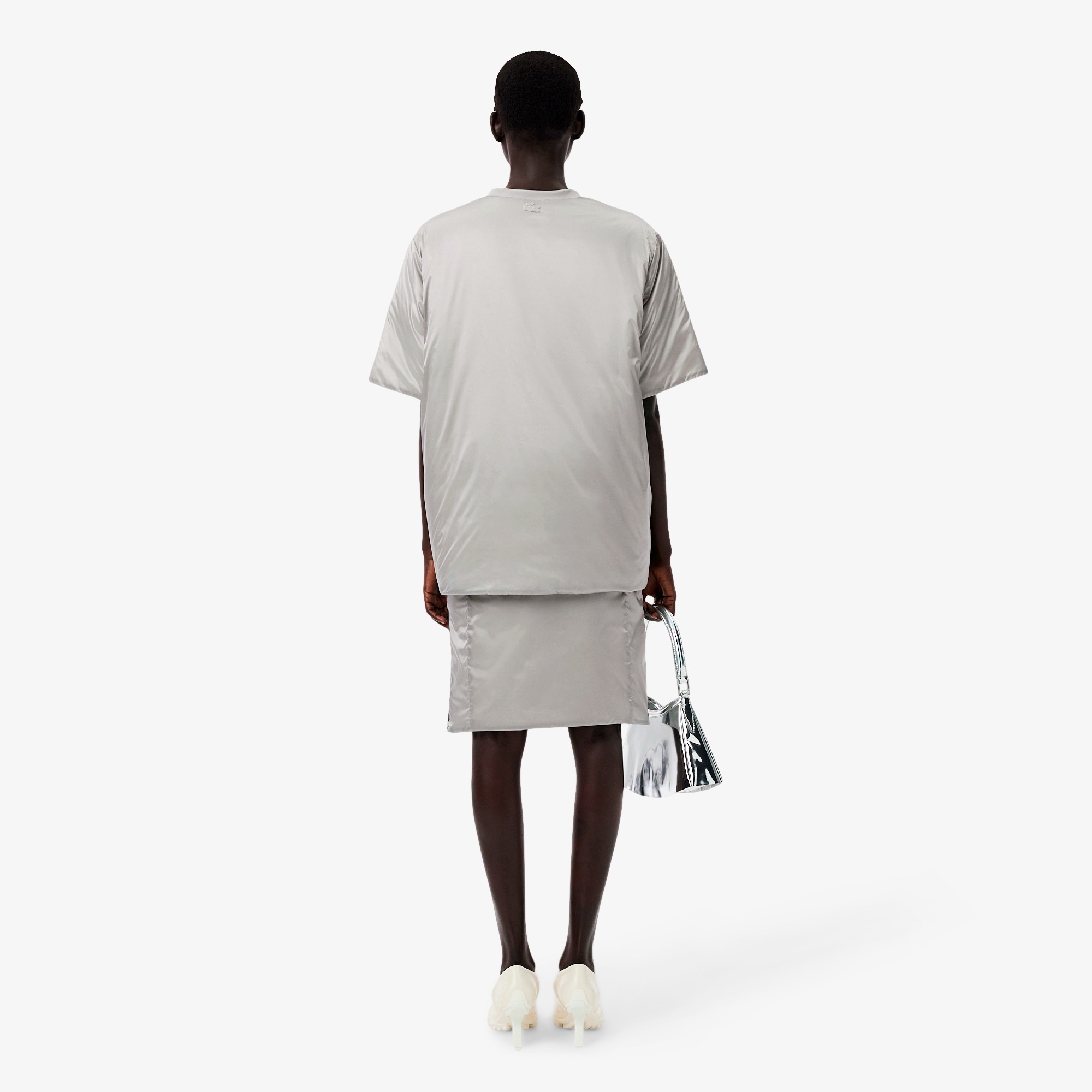 『FW25 Fashion Show』パデッドペンシルメタリックスカート