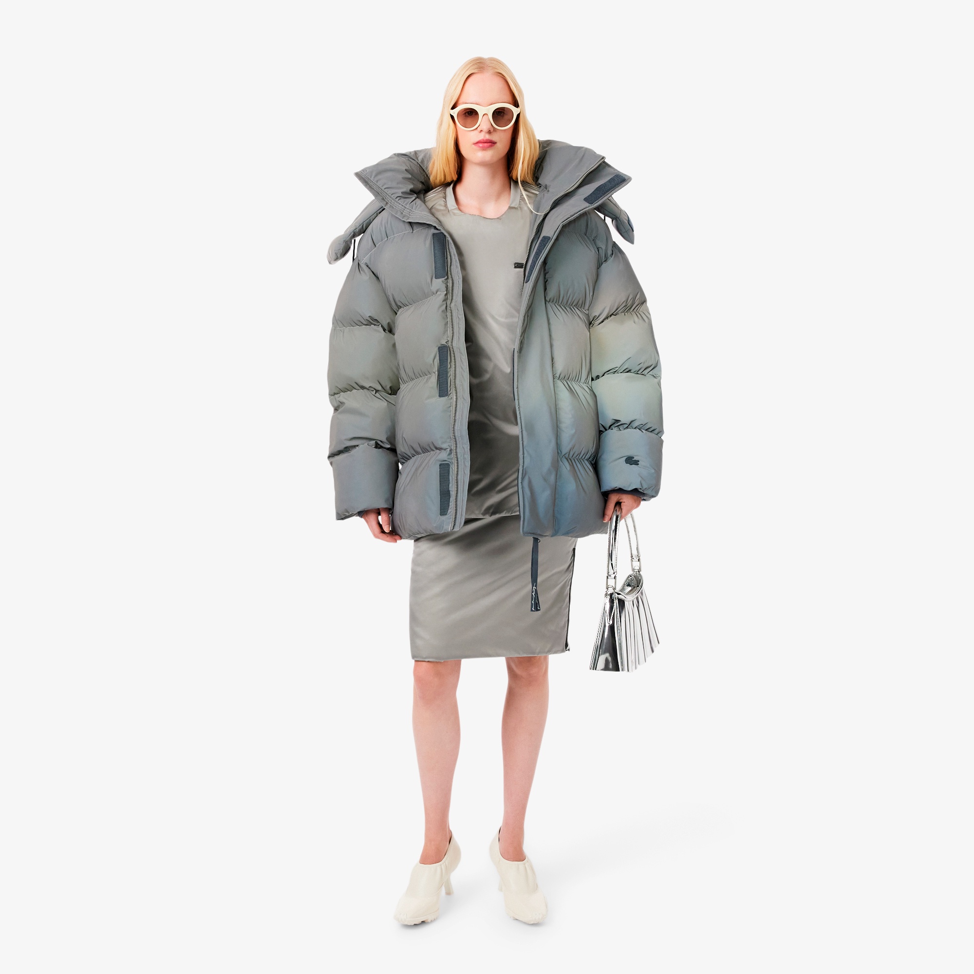 『FW25 Fashion Show』ランラン シルバーミラーレザーショルダーバッグ