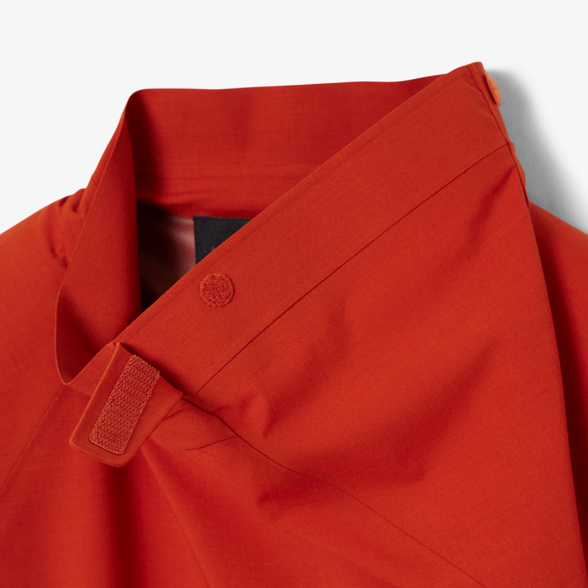 『SS26 Fashion Show』 テクニカルタフタプルオーバージャケット