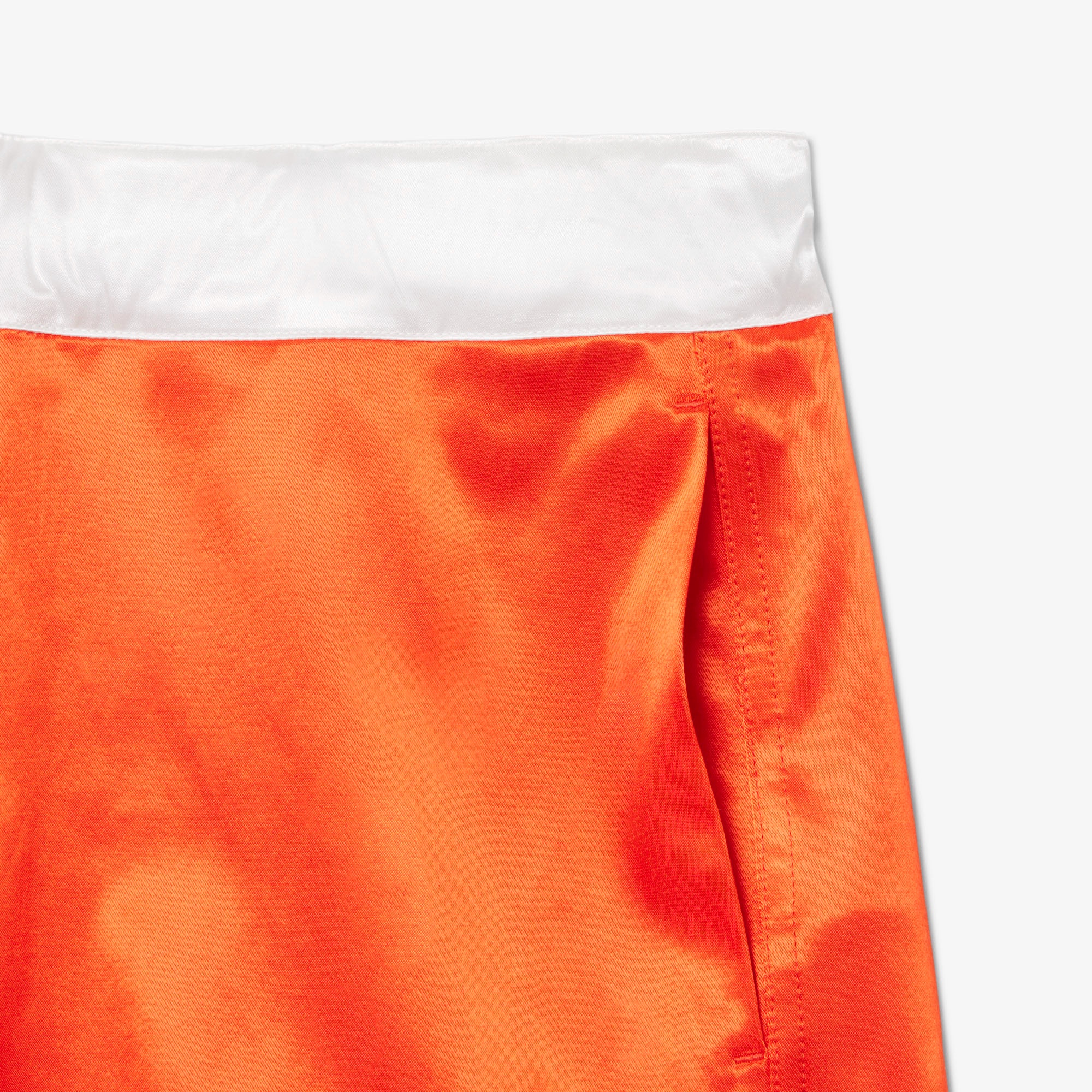 『SS26 Fashion Show』 グロッシーショートパンツ