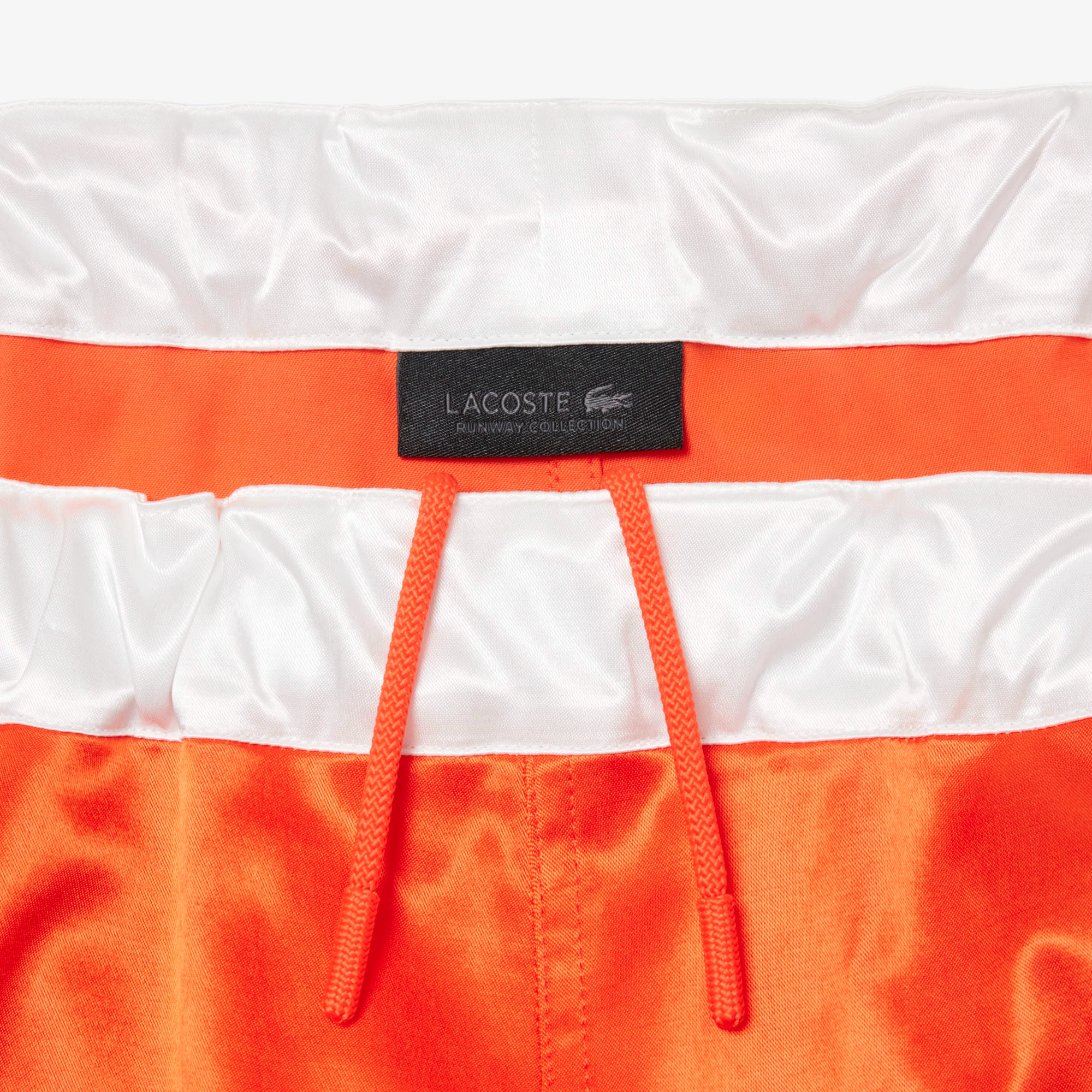 『SS26 Fashion Show』 グロッシーショートパンツ