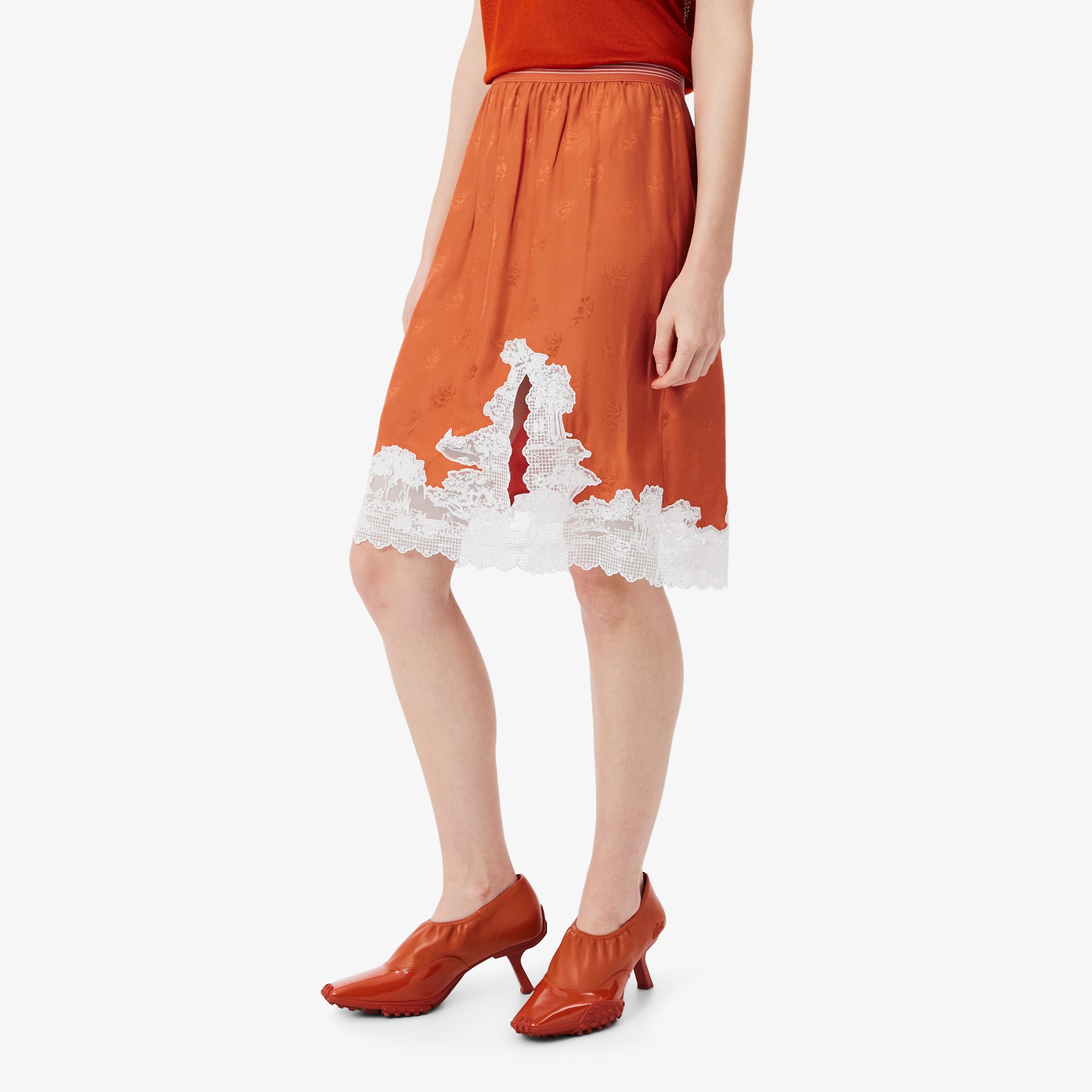 『SS26 Fashion Show』 ランドスケープ刺しゅうチュールスカート