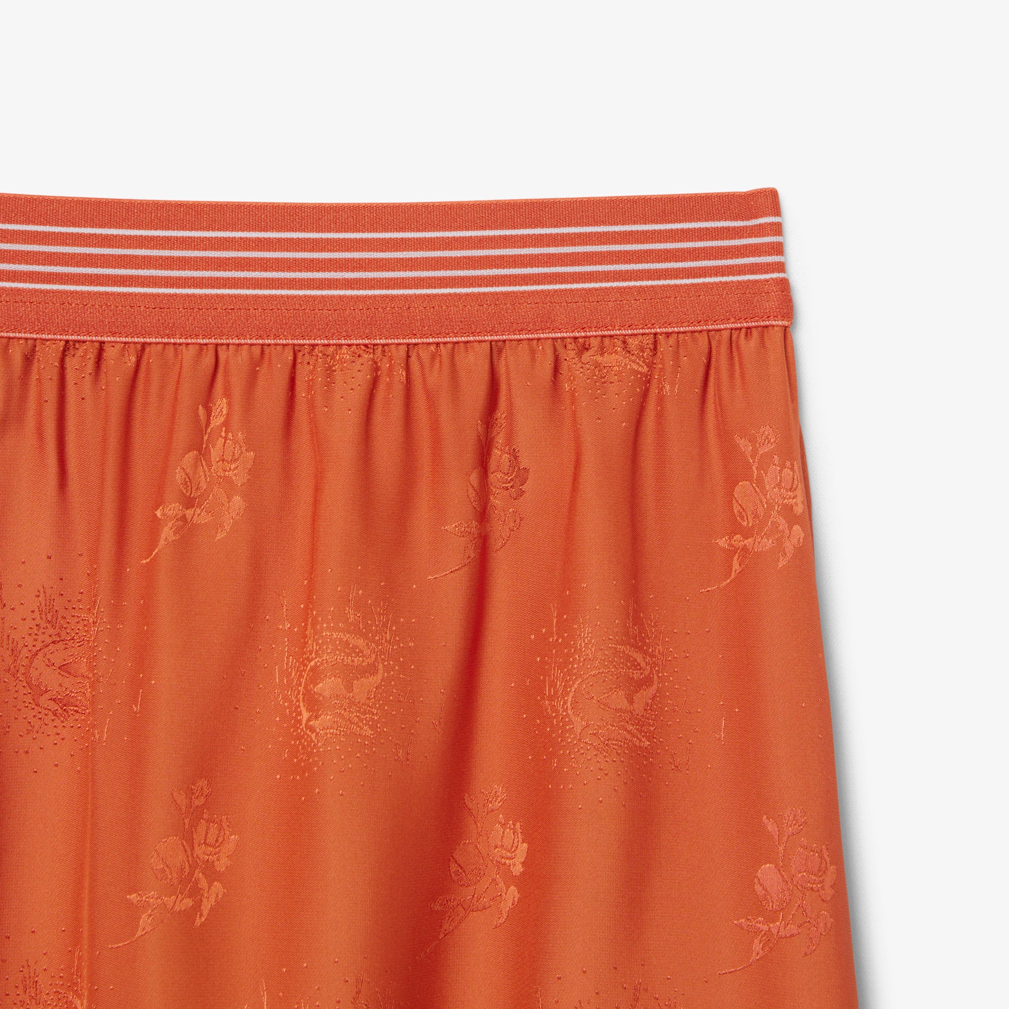 『SS26 Fashion Show』 ランドスケープ刺しゅうチュールスカート