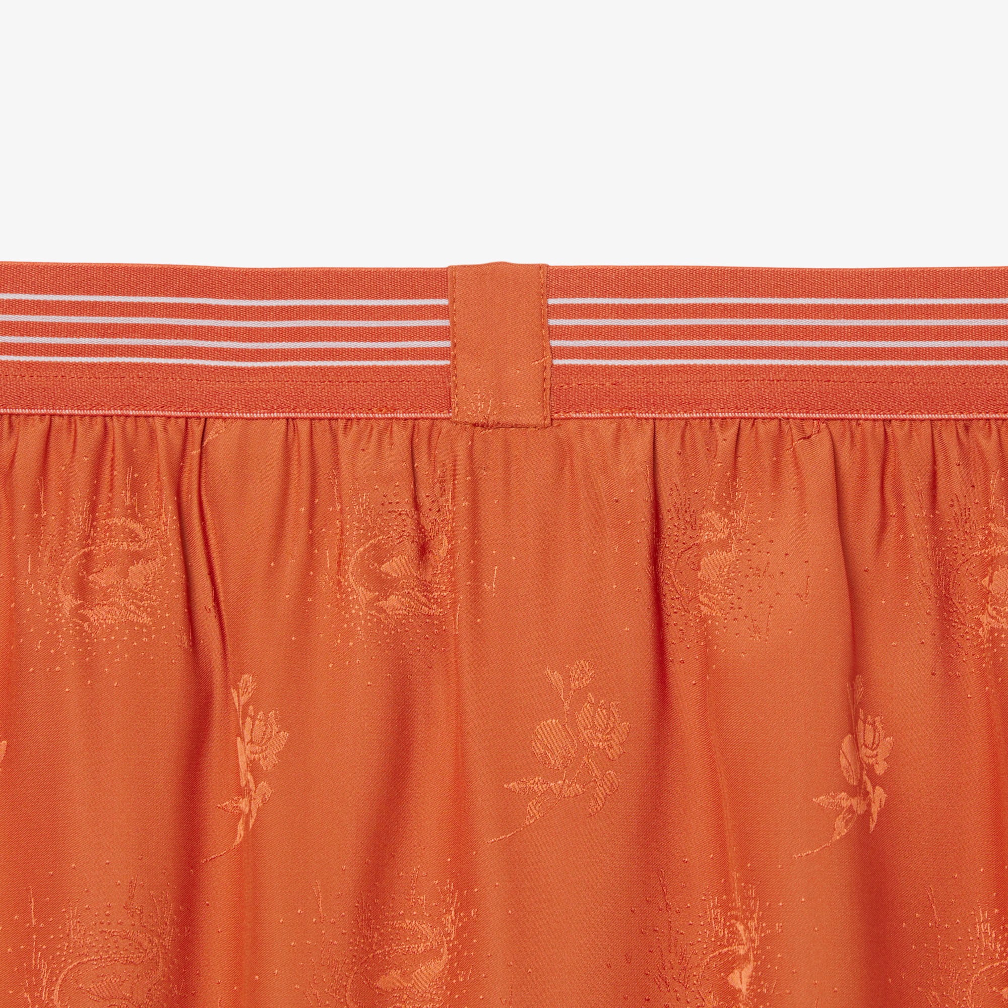 『SS26 Fashion Show』 ランドスケープ刺しゅうチュールスカート