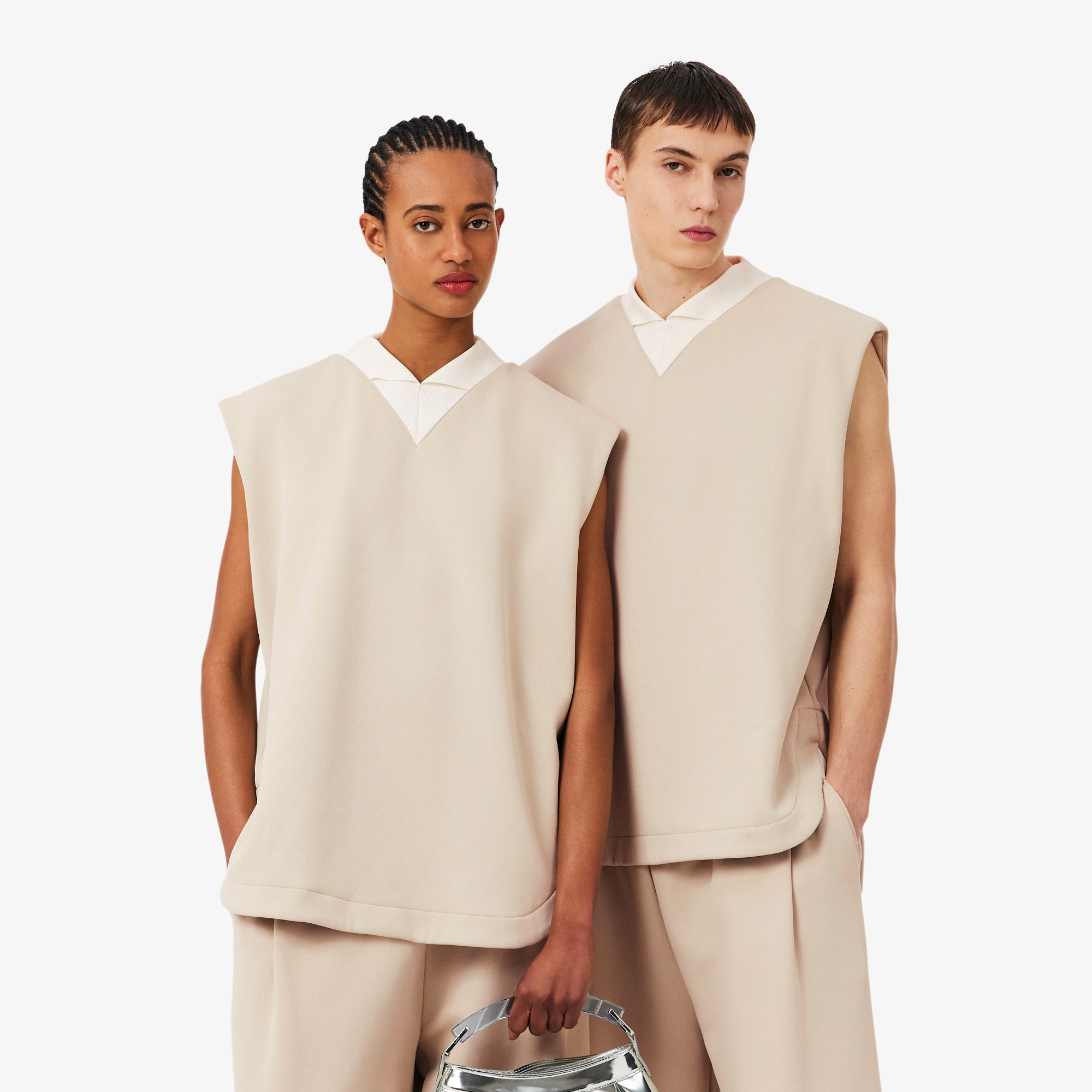 『SS26 Fashion Show』 サテンニットVネックスリーブレススウェット