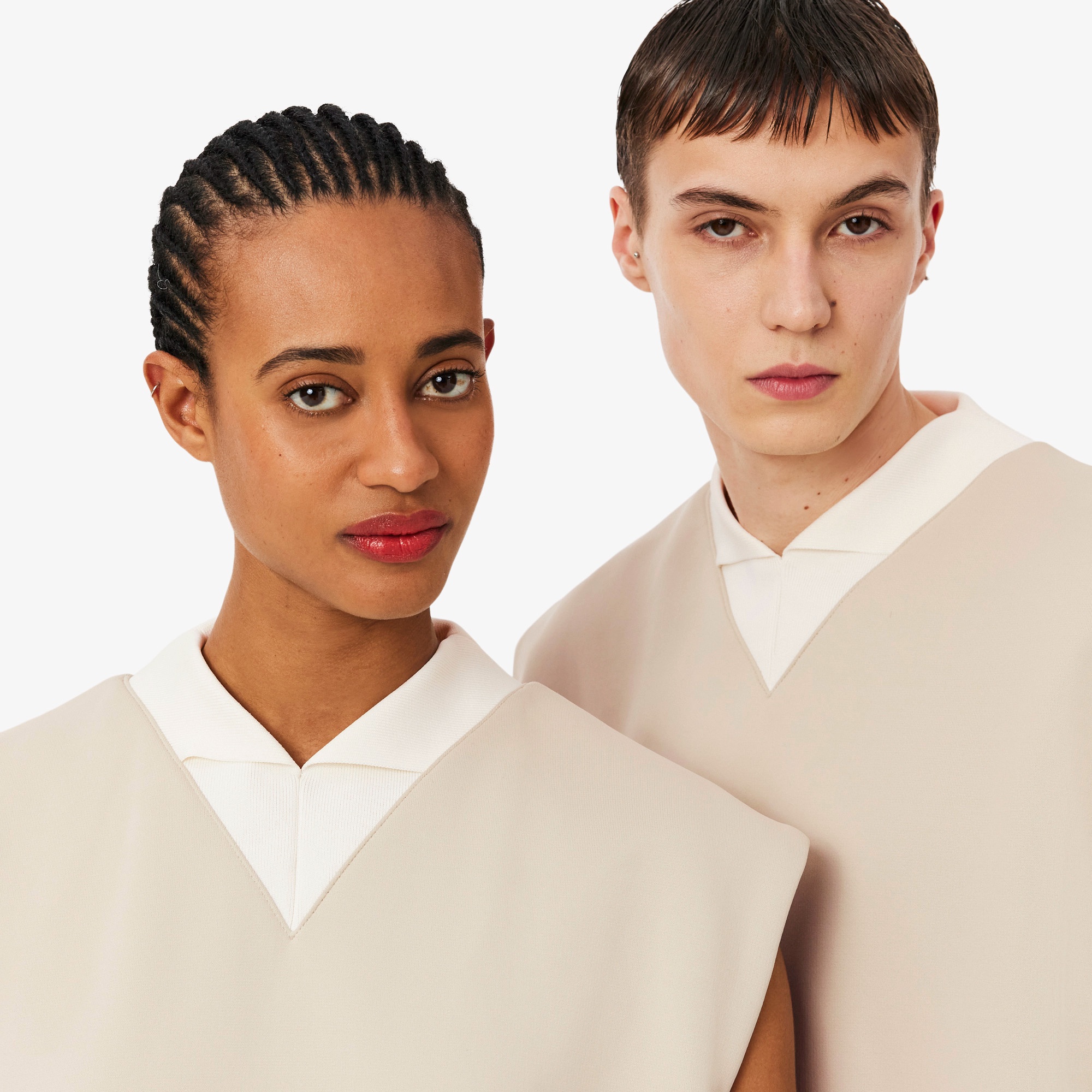 『SS26 Fashion Show』 サテンニットVネックスリーブレススウェット