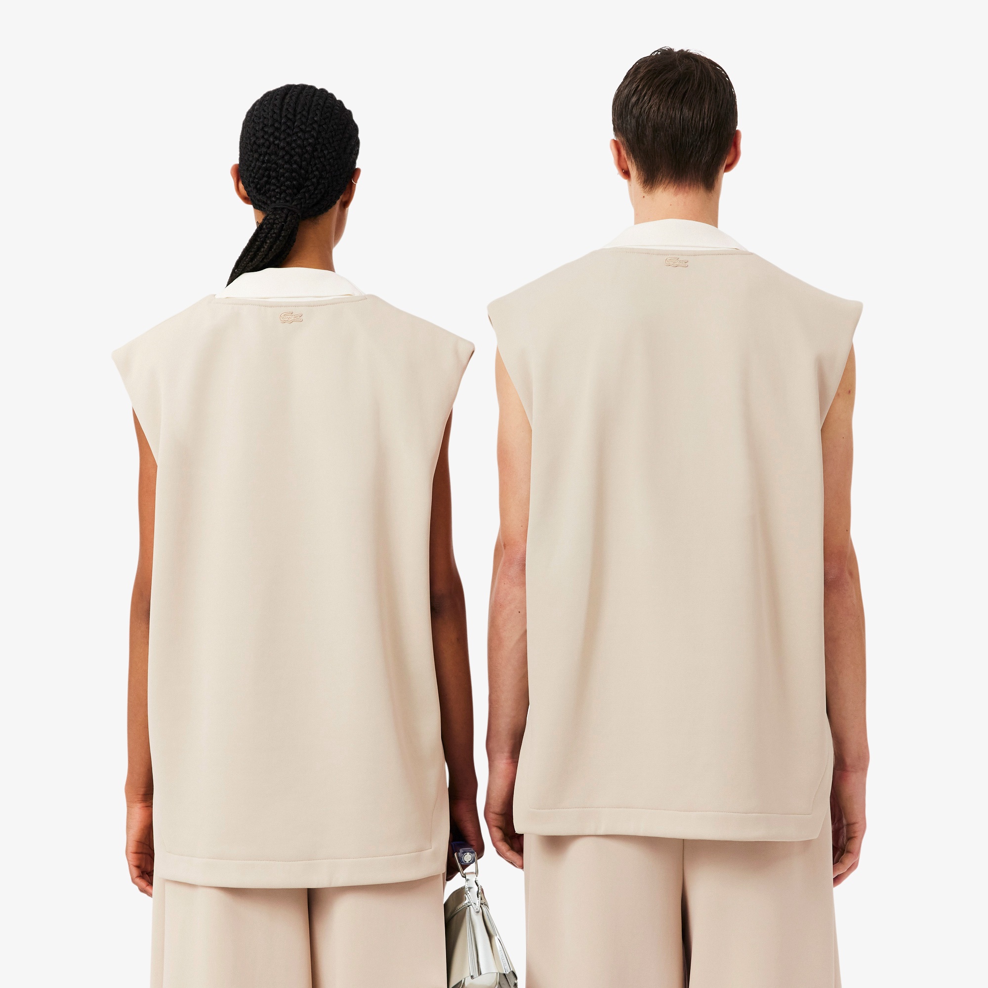 『SS26 Fashion Show』 サテンニットVネックスリーブレススウェット