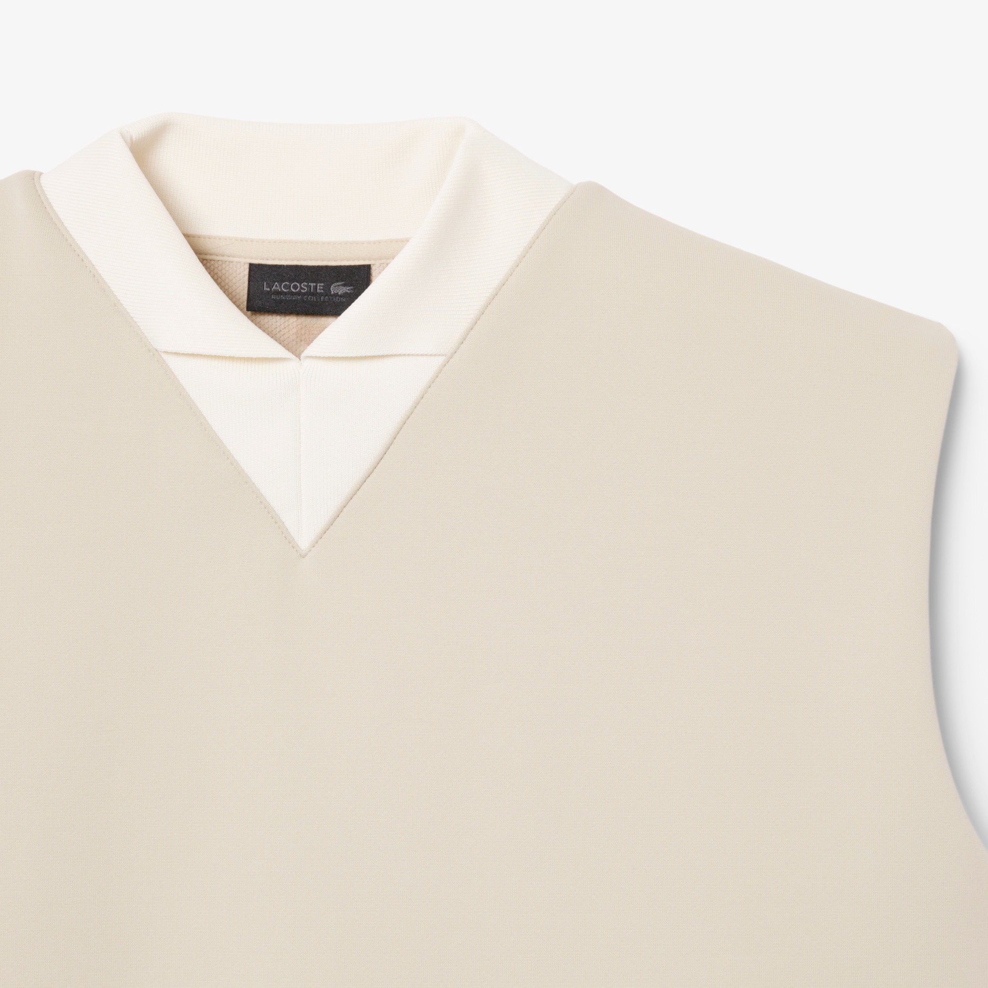 『SS26 Fashion Show』 サテンニットVネックスリーブレススウェット