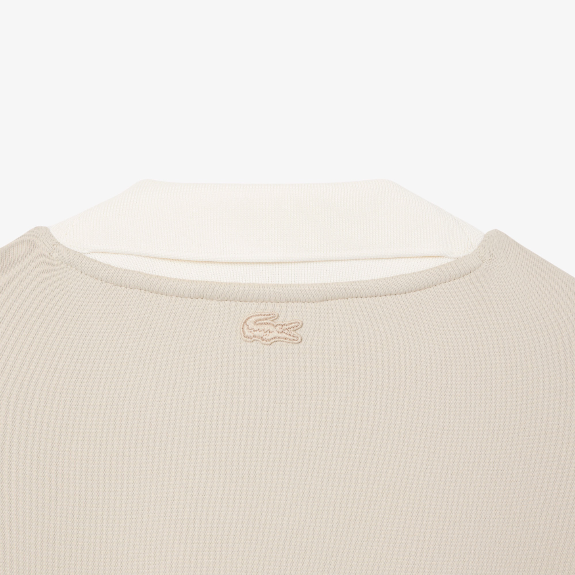 『SS26 Fashion Show』 サテンニットVネックスリーブレススウェット