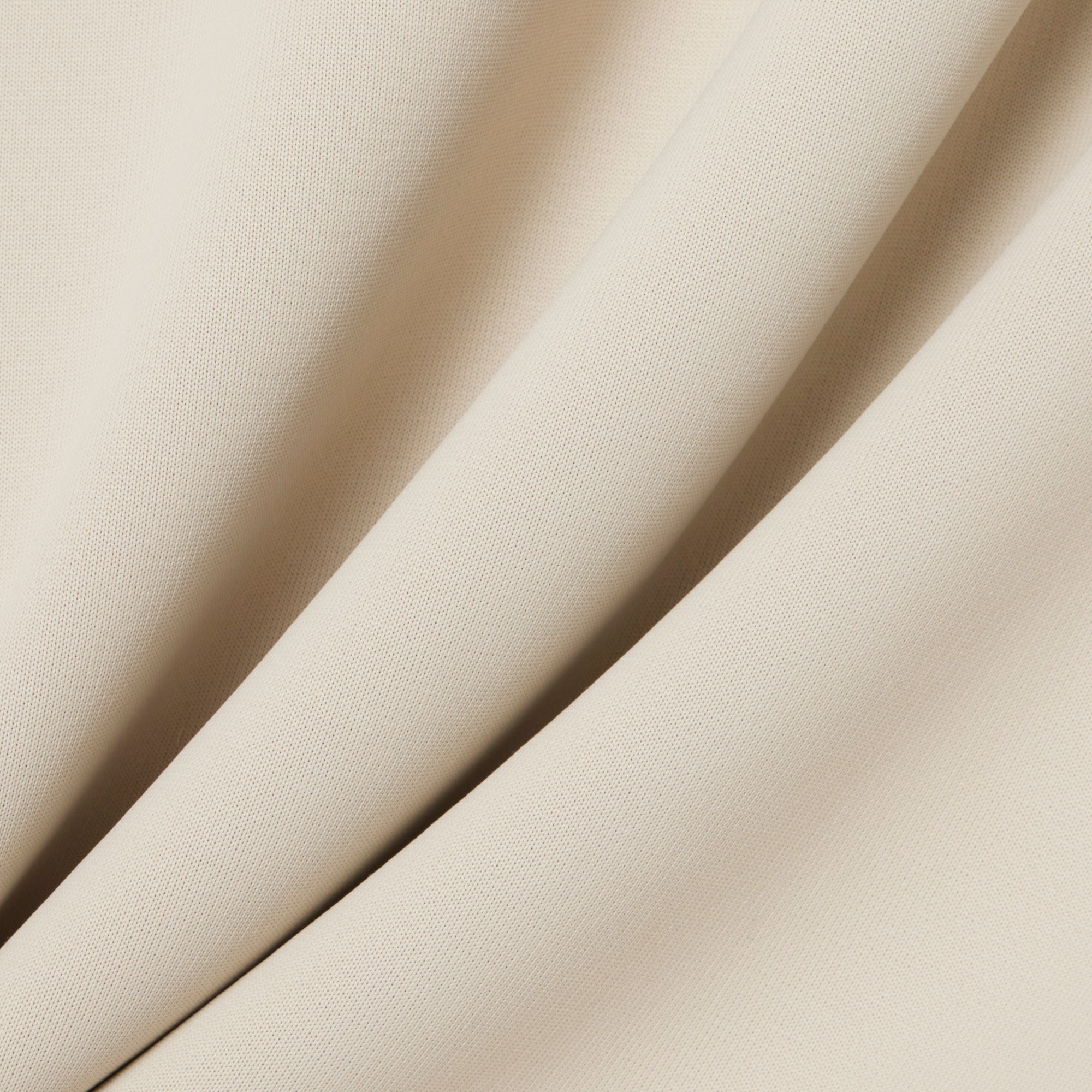 『SS26 Fashion Show』 サテンニットVネックスリーブレススウェット