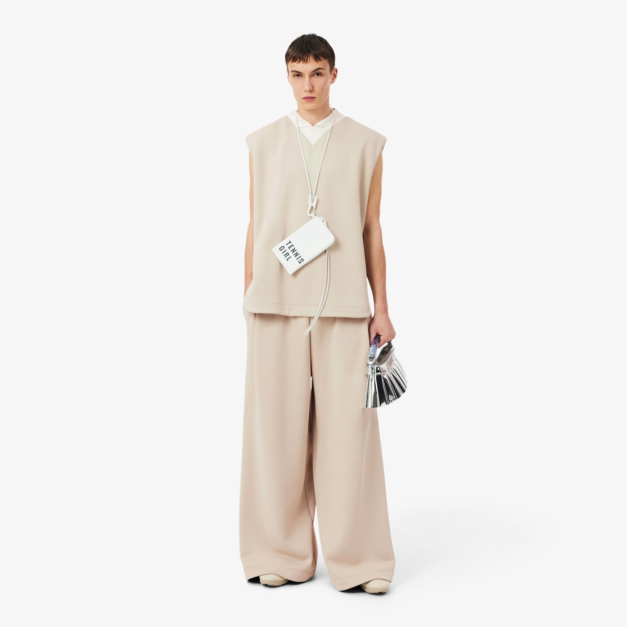 『SS26 Fashion Show』 サテンニットVネックスリーブレススウェット