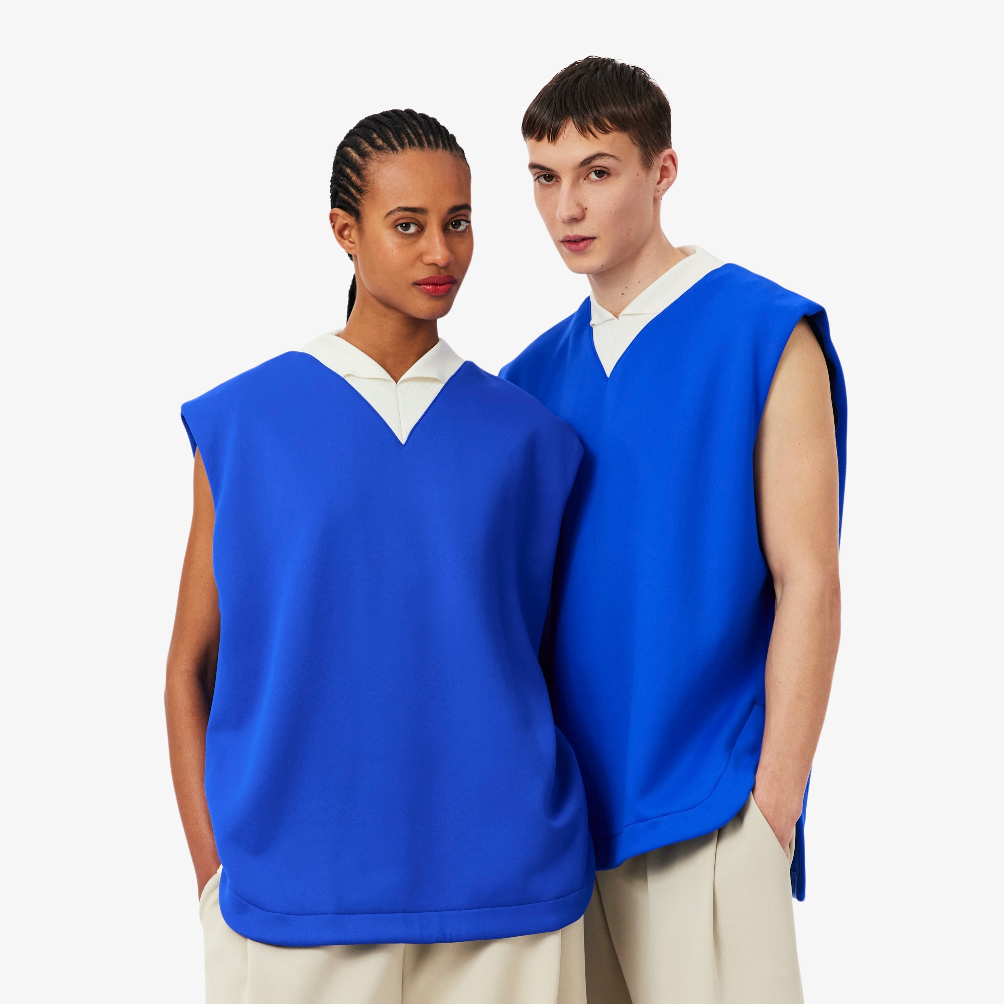 『SS26 Fashion Show』 サテンニットVネックスリーブレススウェット