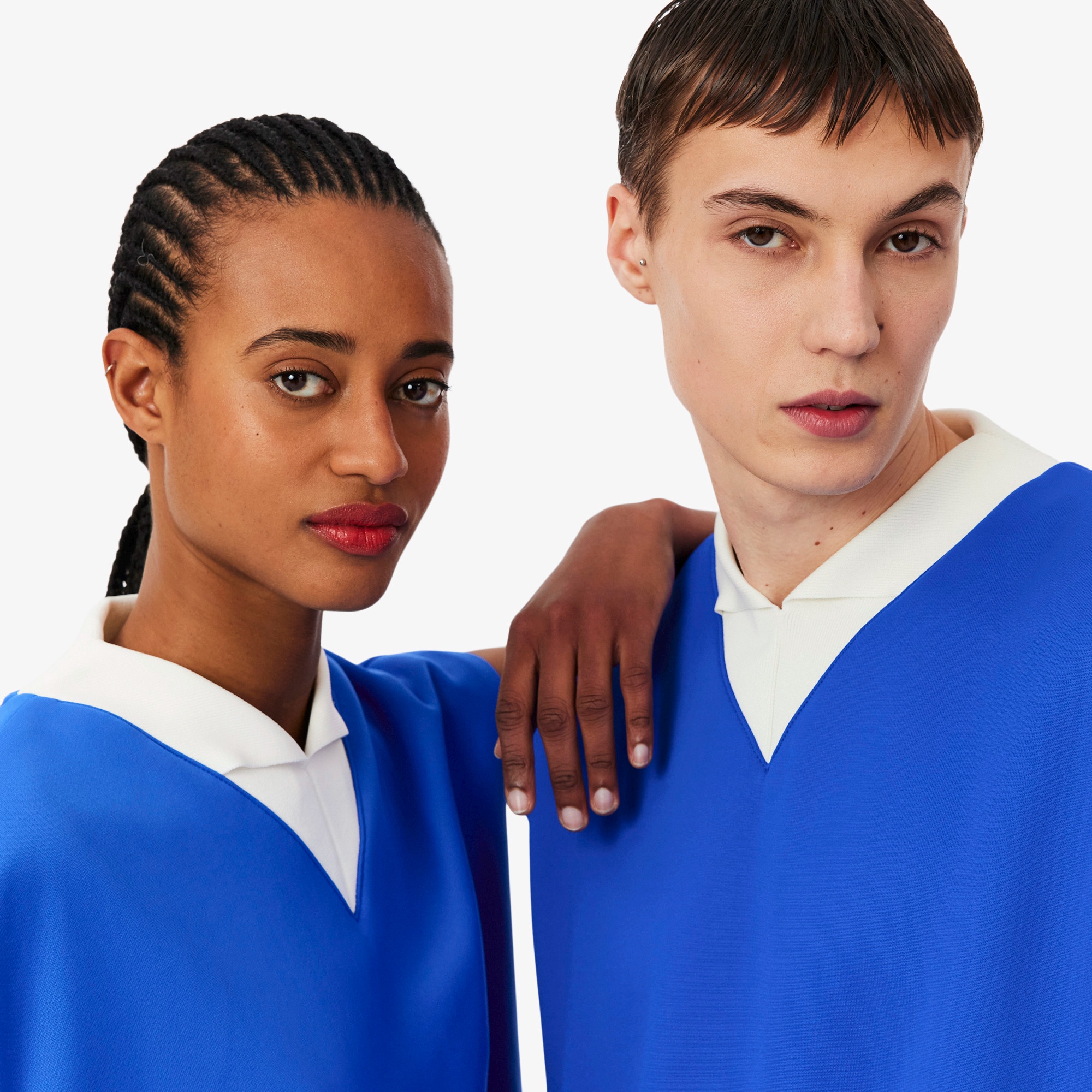 『SS26 Fashion Show』 サテンニットVネックスリーブレススウェット