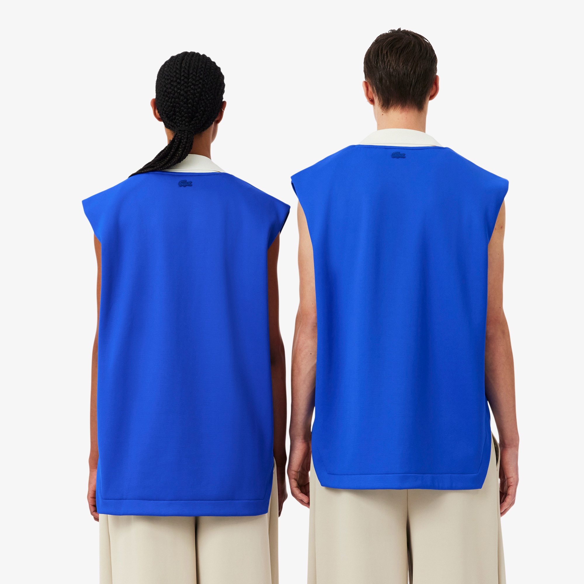 『SS26 Fashion Show』 サテンニットVネックスリーブレススウェット