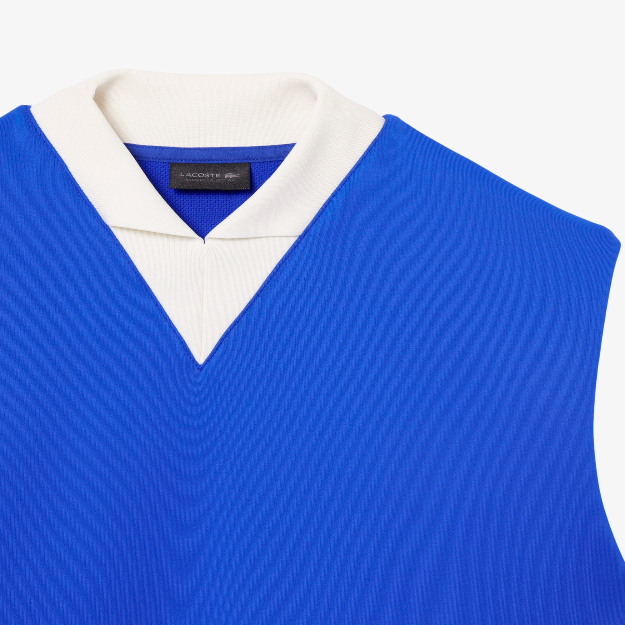 『SS26 Fashion Show』 サテンニットVネックスリーブレススウェット