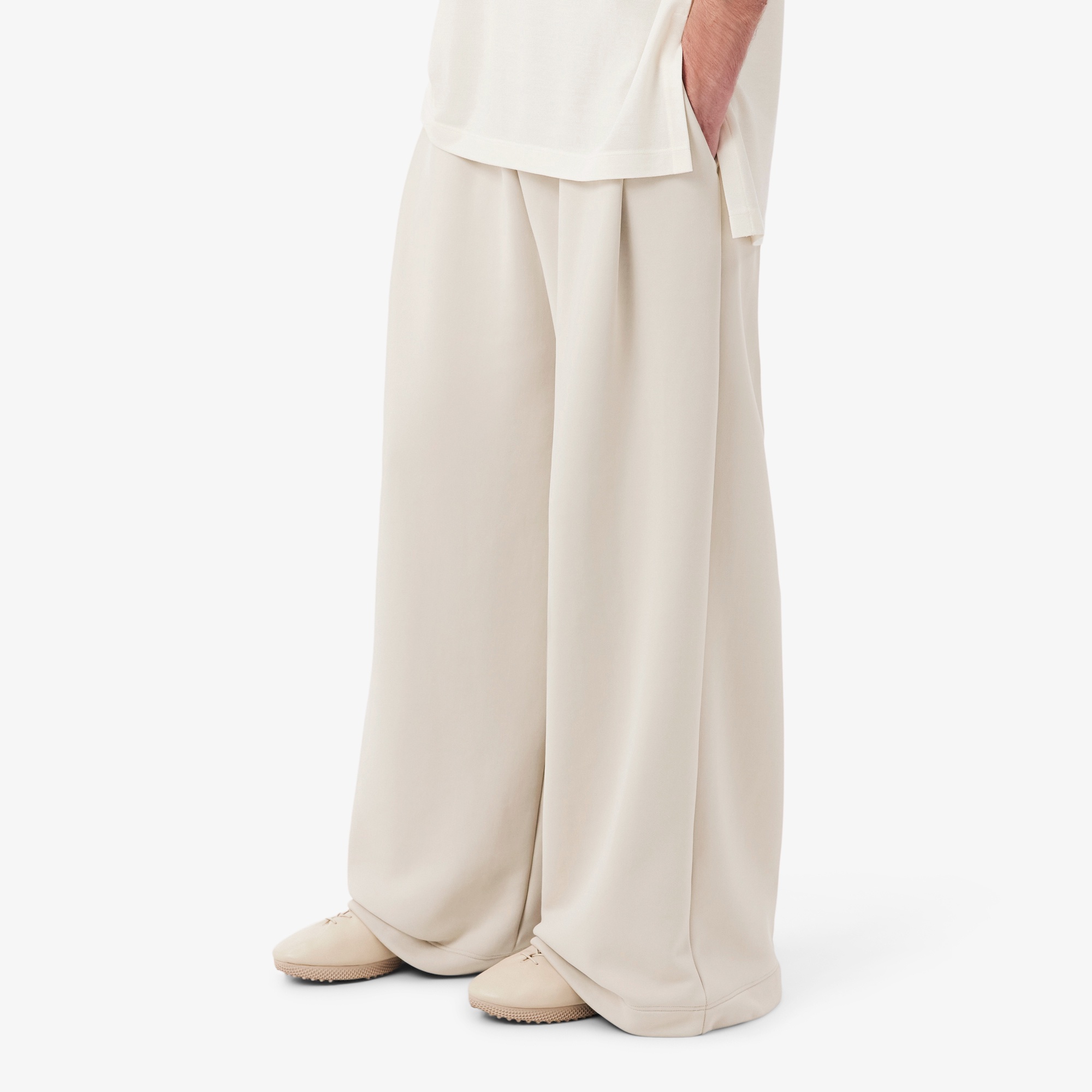 『SS26 Fashion Show』 サテンジョガーパンツ