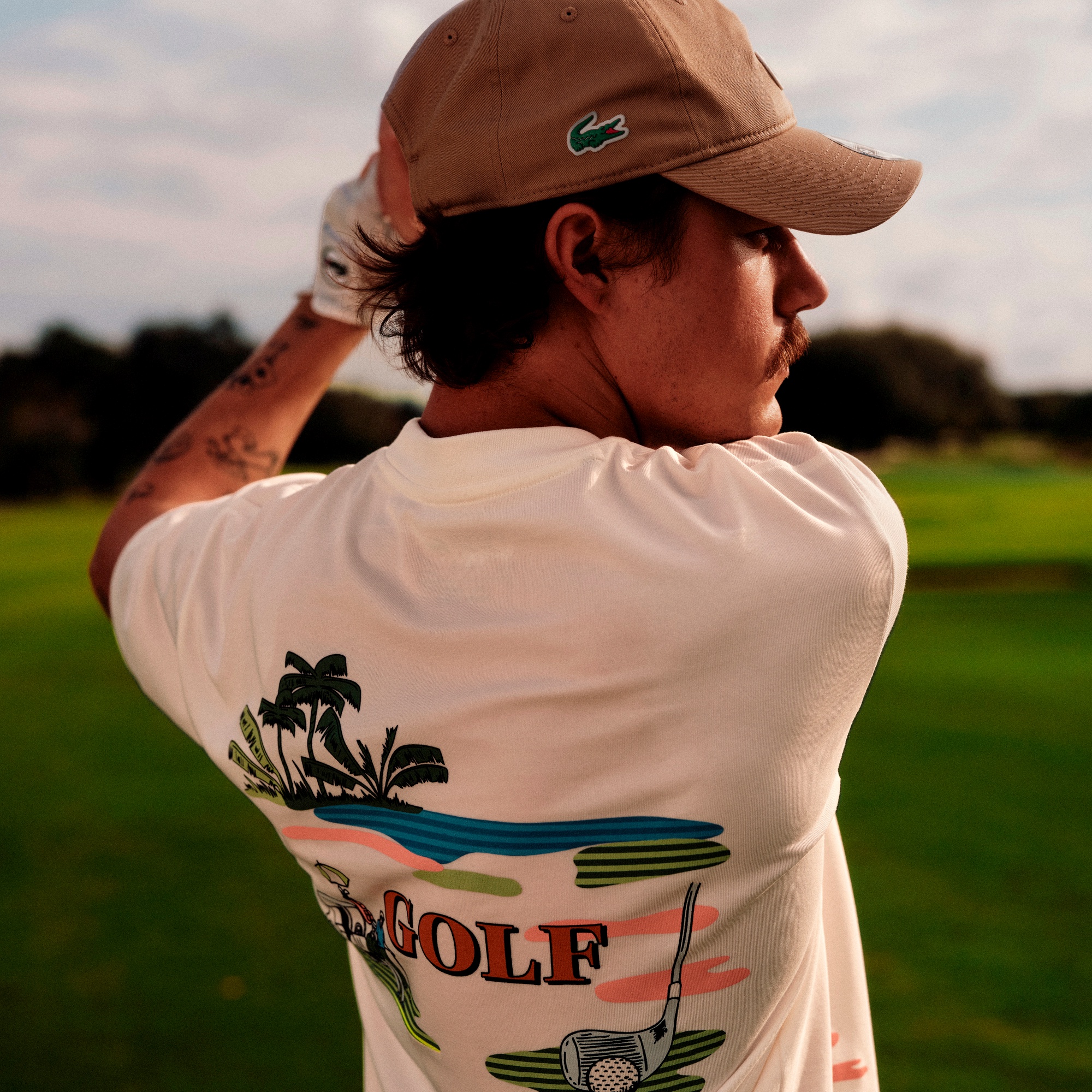 ゴルフグラフィックバックプリントウルトラドライTシャツ