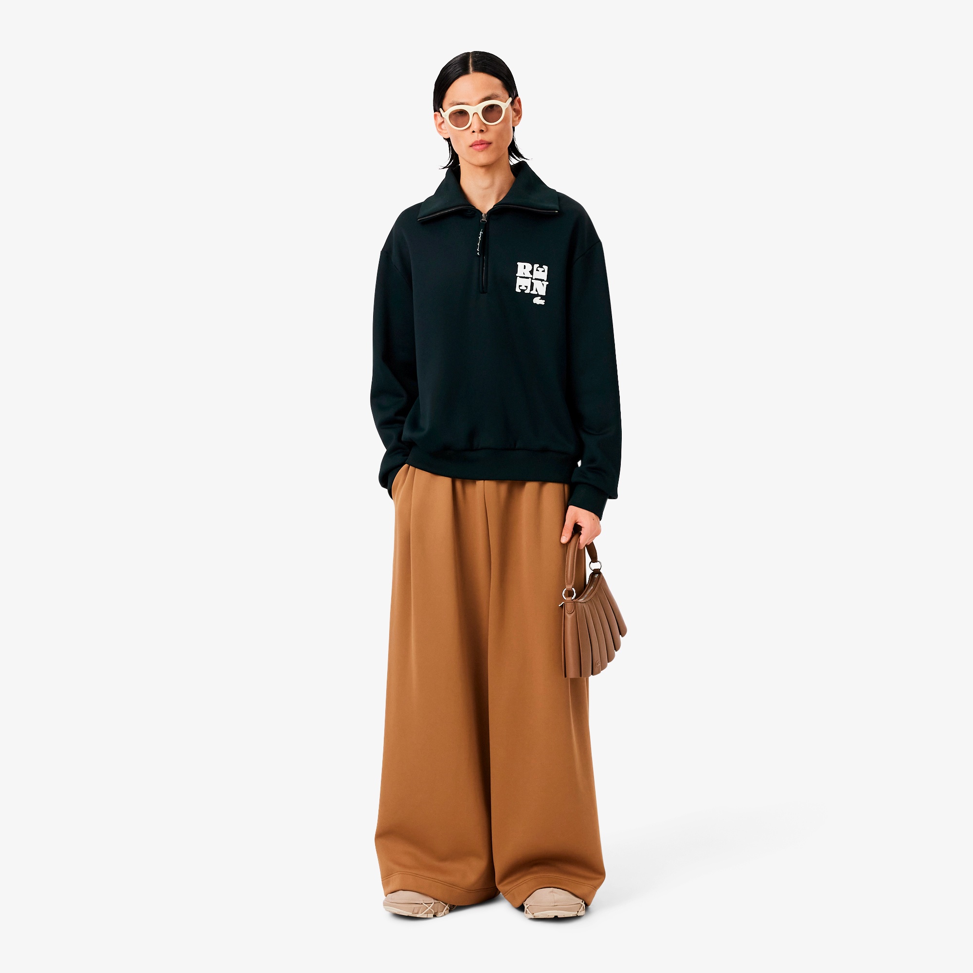 FW25 Fashion Show』RENEワッペンハイネックハーフジップスウェット